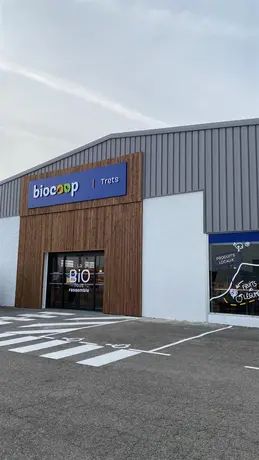 625-biocoop-trets-magasin-bio-facade-entre.webp